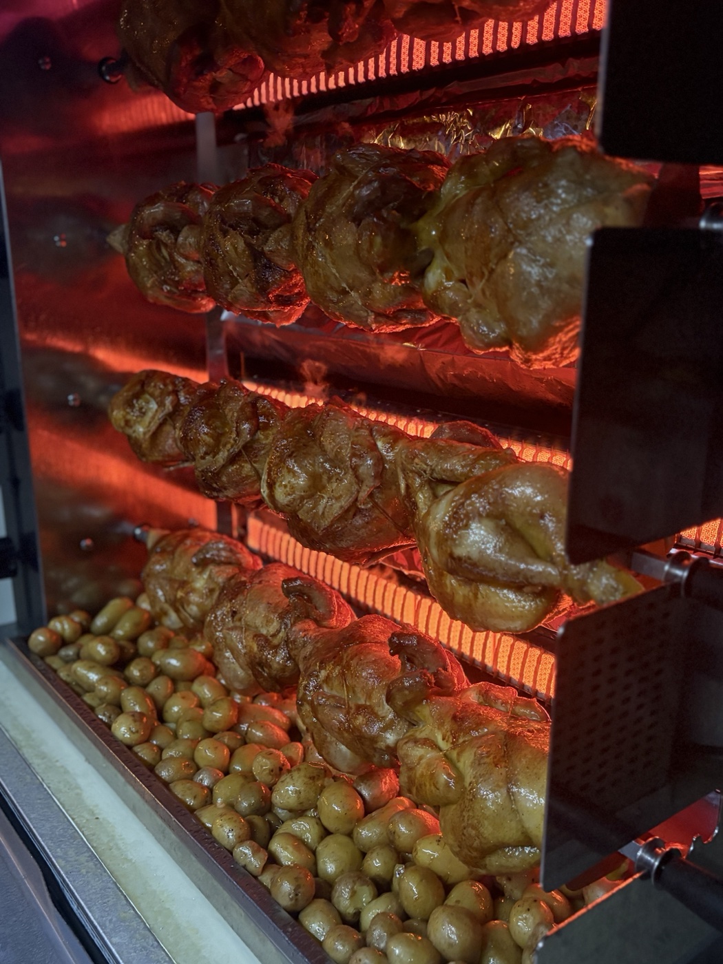 Rôtissoire traditionnelle avec poulets dorés